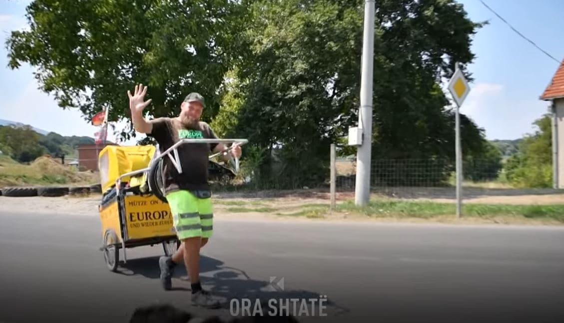 40 shtete në këmbë dhe 5 vjet rrugë, ky është gjermani që shkeli edhe në Kosovë (VIDEO)