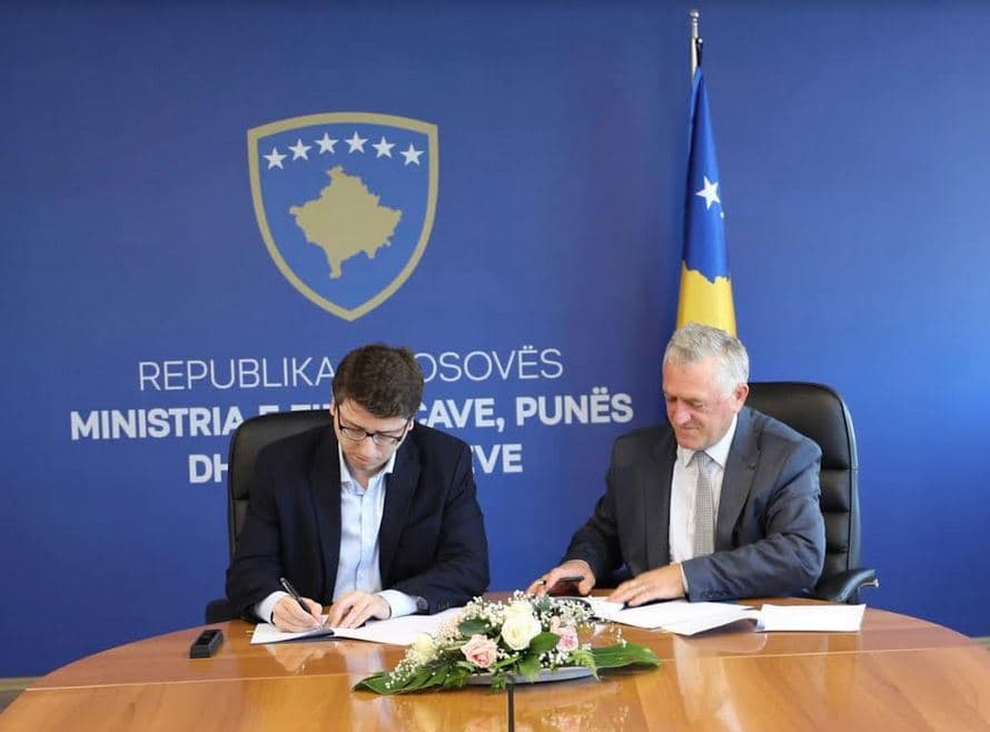 MF-ja e KEK-u nënshkruan dy marrëveshje mbi 60 milionëshe për energji solare