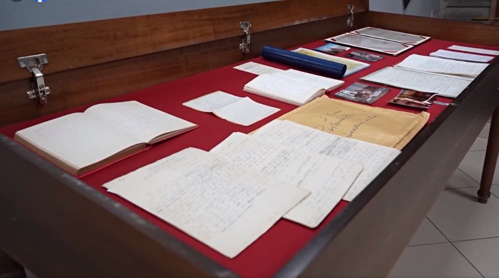 “Pasuria” e Kadaresë kthehet në Shqipëri, dorëshkrime të pabotuara, ide dhe drafte i dorëzohen Arkivës