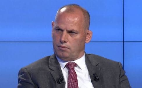 Lladrovci: Votoni Elmi Reçicën, Xhavit Halitin, Nait Hasanin, Fadil Millakun, Idriz Vehapin, Ramë Vatajn...