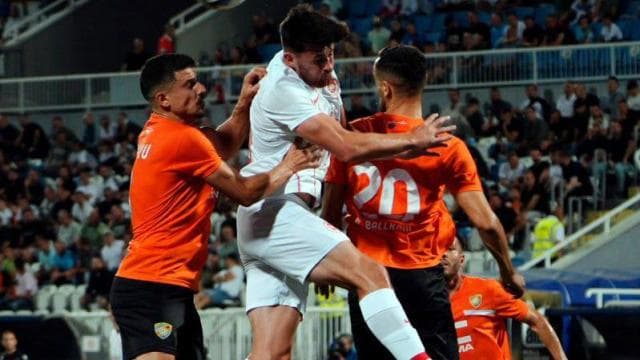 Pavarësisht avantazhit, Larne ende "frikësohet" nga Ballkani