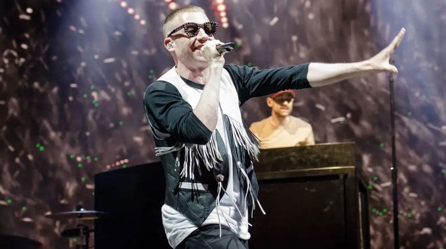 Tifozja e Macklemore, e kërkuar në Sllovaki, u arrestua pasi iu bashkua reperit në skenë
