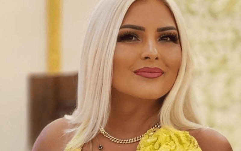 Mihrije Braha po shkëlqen e veshur me fustan të verdhë