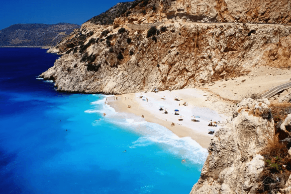 Revista e njohur "Travel+Leisure" thotë se plazhi më blu në botë gjendet në Shqipëri