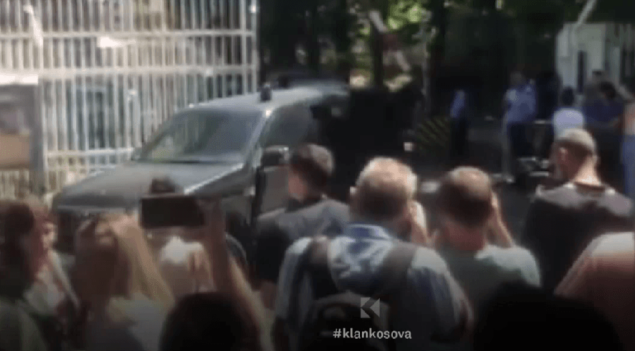 Serbët u tubuan para stacionit policor gjatë lirimit të Arsenijeviqit