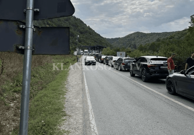 Rritet koha e pritjeve për të dalë nga Kosova
