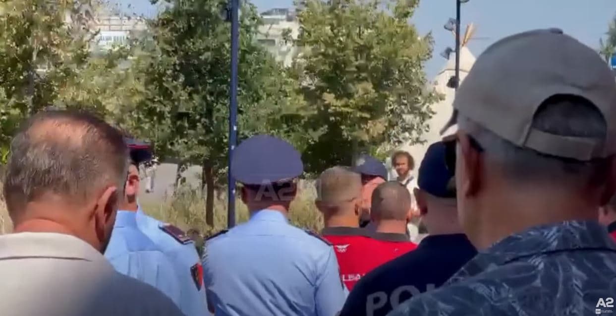 Incident tek Bashkia e Tiranës, protestuesit e PD përplasen me mundësit