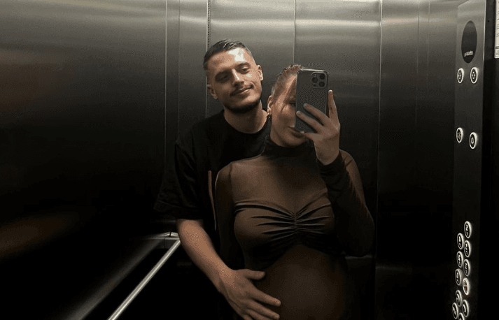 Sara dhe Bardhi pozojnë të lumtur krah njëri-tjetrit
