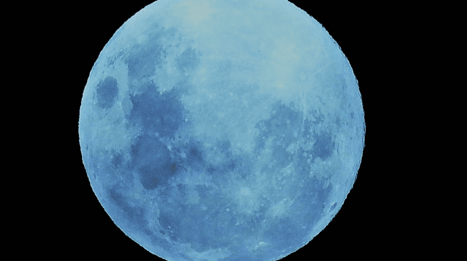 Superhëna blu ndriçoi qiellin në mbarë botën