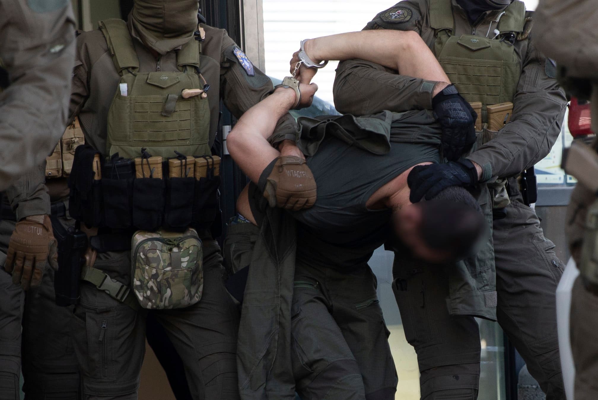 Pesë të arrestuar nga Prokuroria Speciale, dyshohen se vranë dhe dogjën për së gjalli civilët shqiptarë