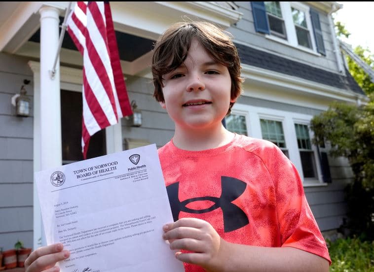 Banorët e Bostonit mblodhën 20 mijë dollarë pasi shteti ia mbylli një kioskë akulloreje një 12-vjeçari