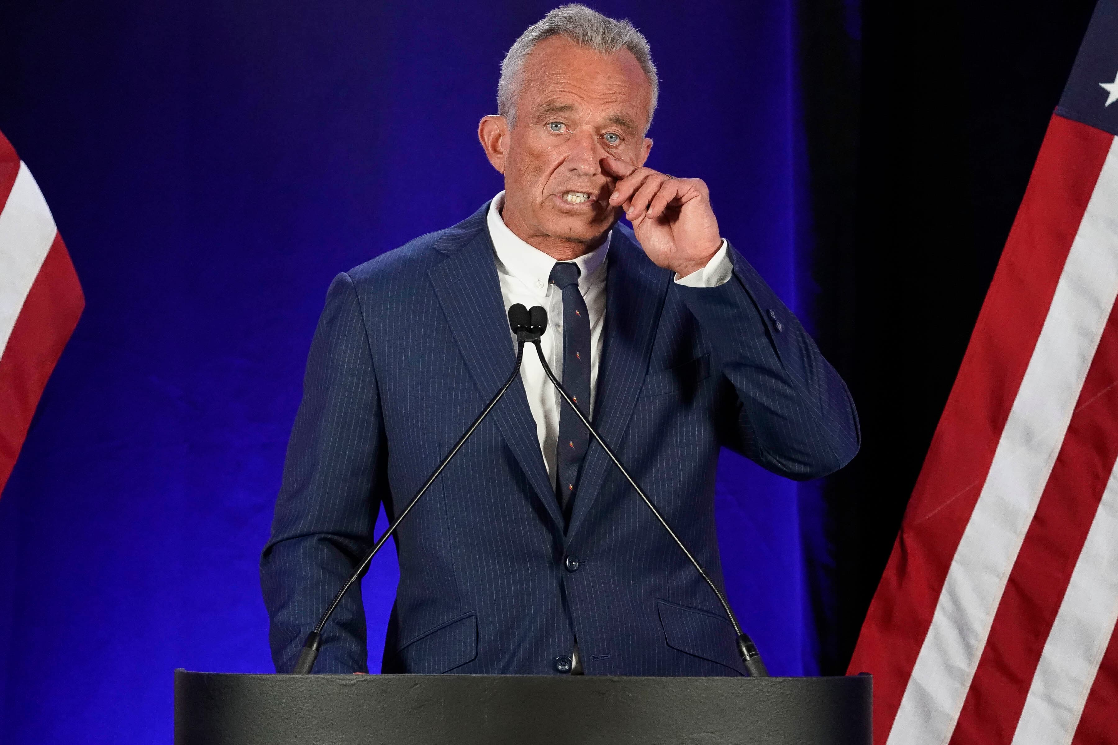 Kennedy pezullon fushatën presidenciale në ShBA, mbështet Trumpin
