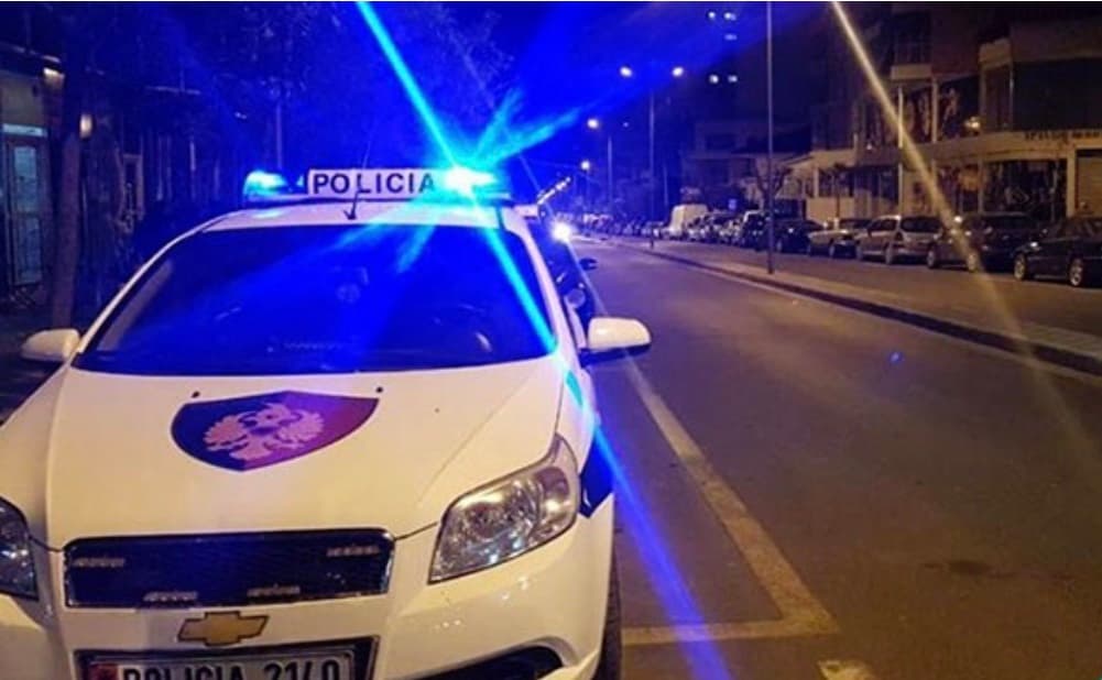 Arrestohet një 31-vjeçar në Koplik, vodhi para dhe ushqime në një dyqan