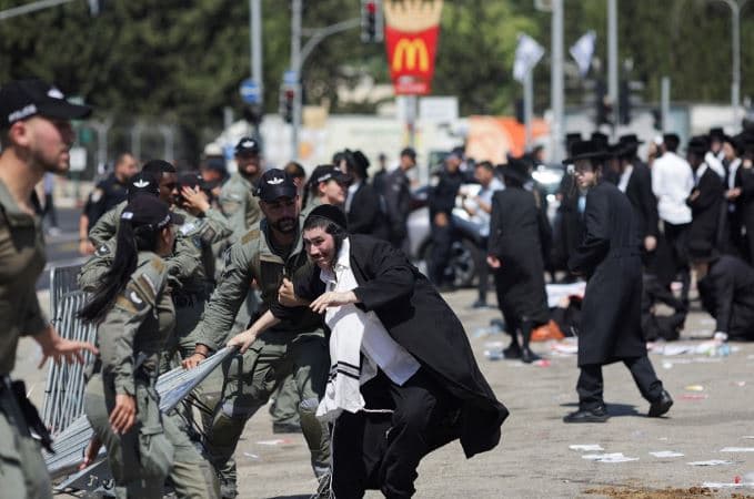 Hebrenjtë ultra-ortodoksë përleshen me policinë izraelite, kundërshtojnë të rekrutohen në ushtri
