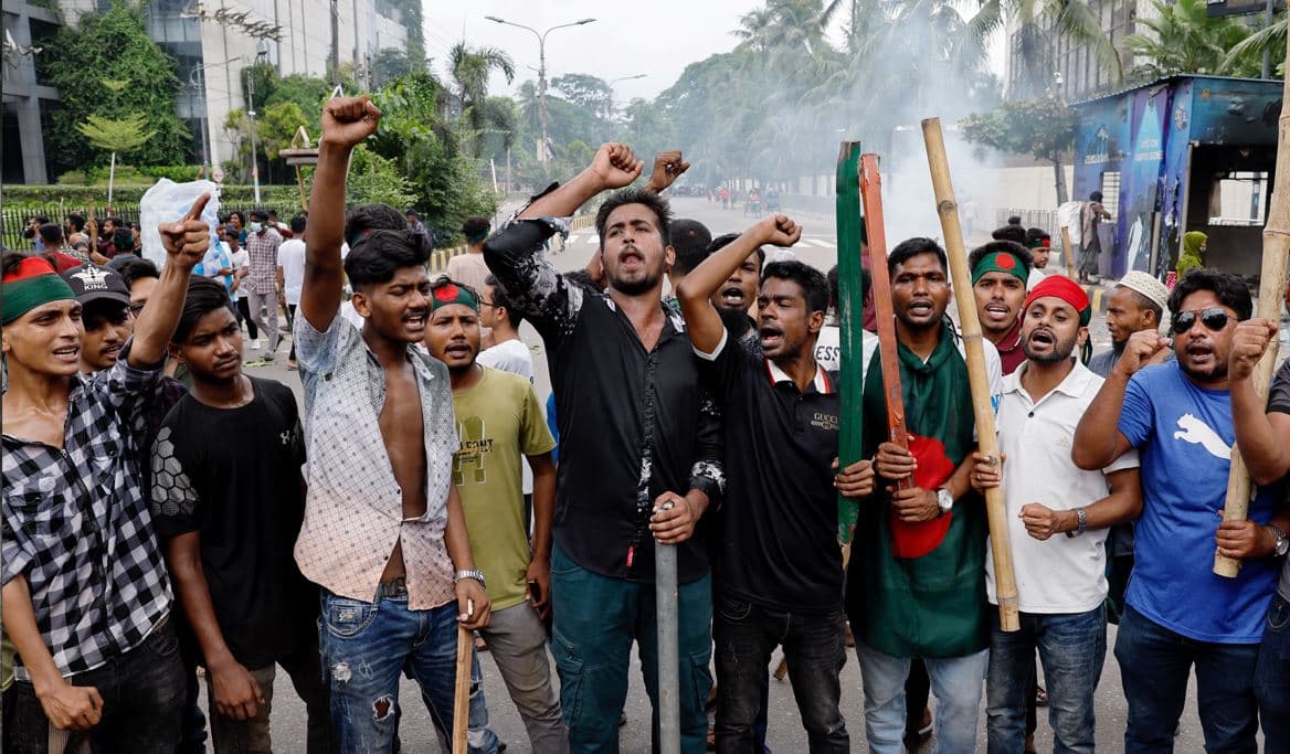 Dhuna në Bangladesh lë mbi 30 të vdekur dhe qindra të plagosur, protestat vazhdojnë