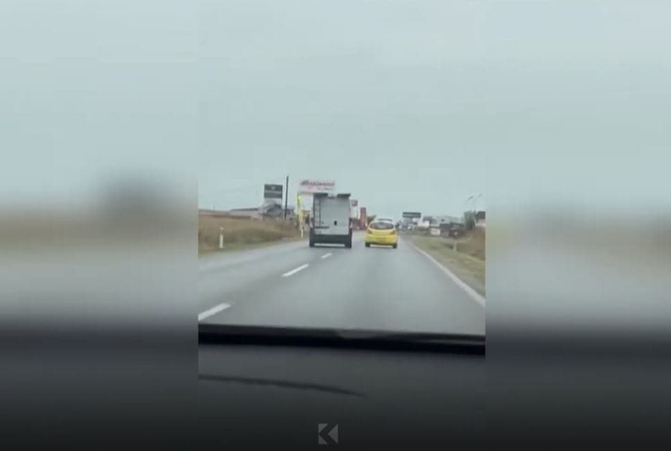 “Çmendet” shoferi i një furgoni në magjistralen Prishtinë-Ferizaj, rrezikon trafikun