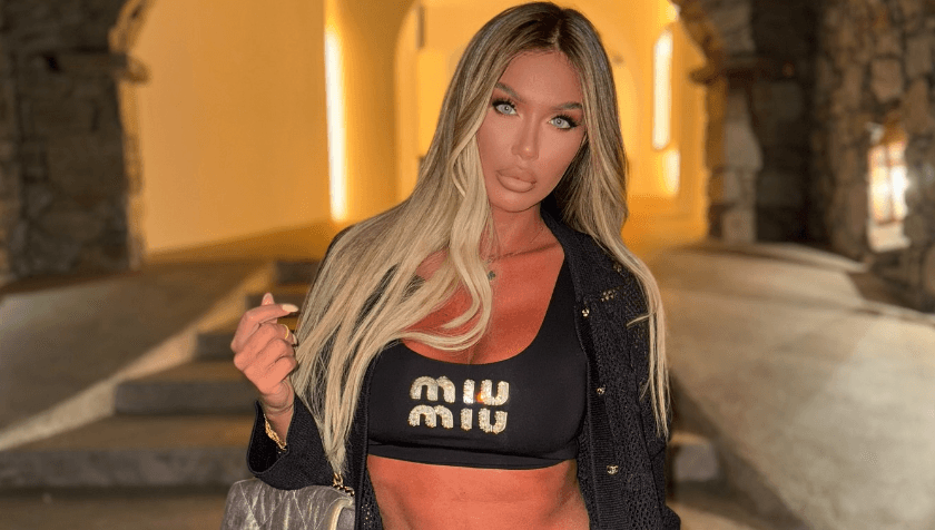Adelina Tahiri “krejt e zezë” pozon para pasqyrës