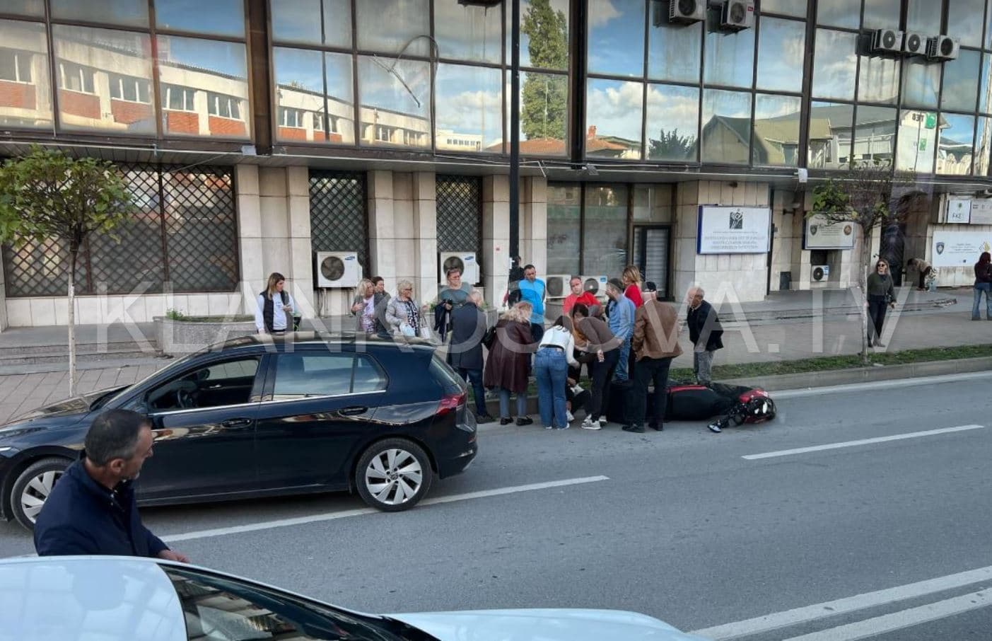 Motoçiklisti që u godit nga vetura në Prishtinë, dërgohet për tretman mjekësor
