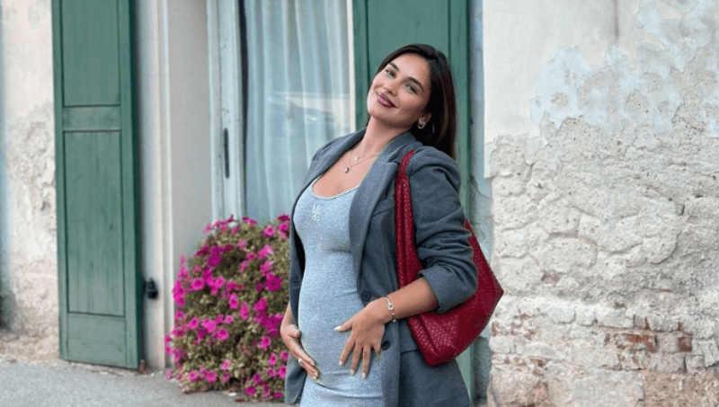 Alisa e “mbulon” fytyrën, por e ekspozon barkun e rrumbullakosur