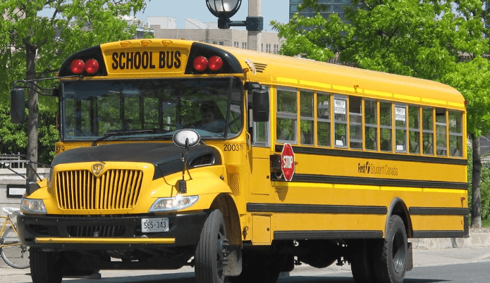 5 studentë dhe 6 prindër vdesin pasi autobusi i përplasi jashtë një shkolle në Kinë
