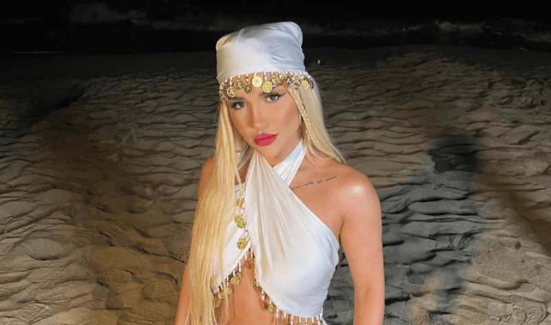 Baby G shfaqet e veshur e tëra në të bardha