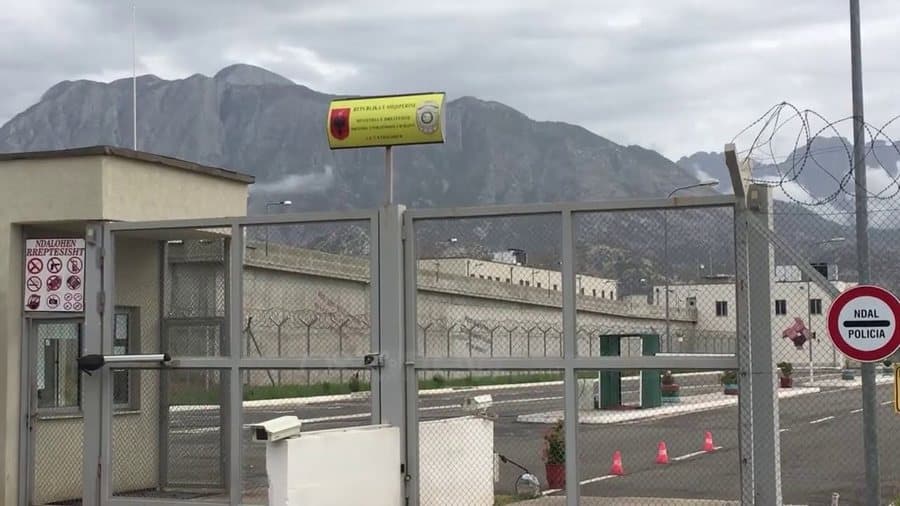 Droni fluturon mbi burgun e Peqinit, hedh telefona dhe kokainë