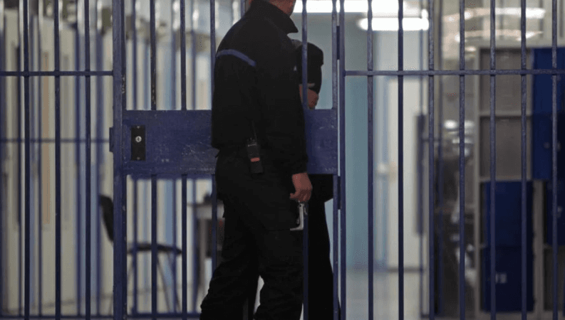 I dënuari shqiptar rrah tre gardianë burgu në Francë, njëri prej tyre përfundon me 17 qepje në fytyrë