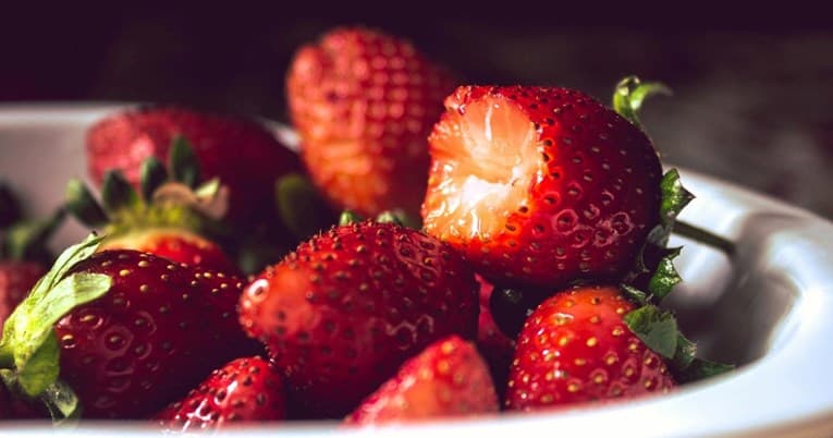 Ngrënia e 5 llojeve të frutave do t'ju ndihmojë të qëndroni të hidratuar dhe të humbni peshë