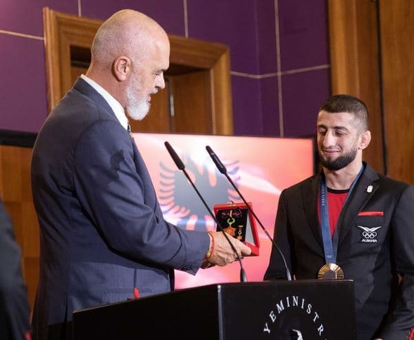 Shqipëria shpërblen me shtëpi në Tiranë fituesit e medaljeve olimpike