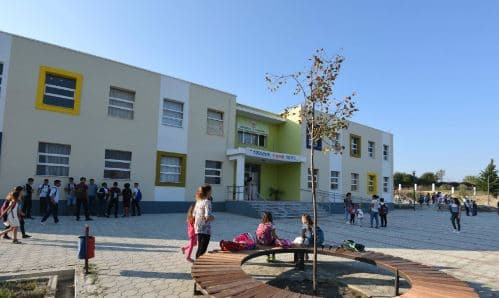 Shkollave në Shqipëri u rikthehet zhurma, por më me pak nxënës
