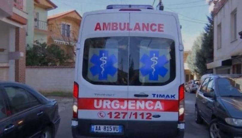 Aksident i "çuditshëm" në Tiranë, ambulanca përplaset me një motoçikletë