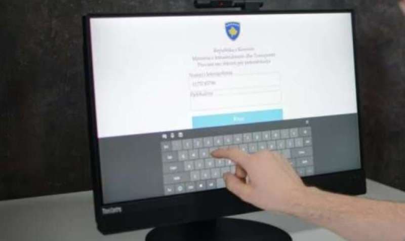 Një kandidat për patentë shofer kapet duke përdorur pajisje elektronike, një tjetër ndalohet pasi pranoi para për t’i ndihmuar