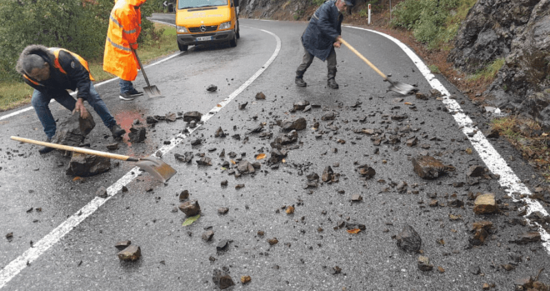 Rrëshqitje dheu pas reshjeve në Shqipëri, bllokohen përkohësisht disa rrugë