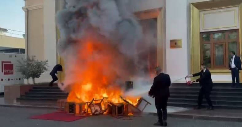 Deputetët e PD-së u vënë flakën karrigeve jashtë Kuvendit të Shqipërisë