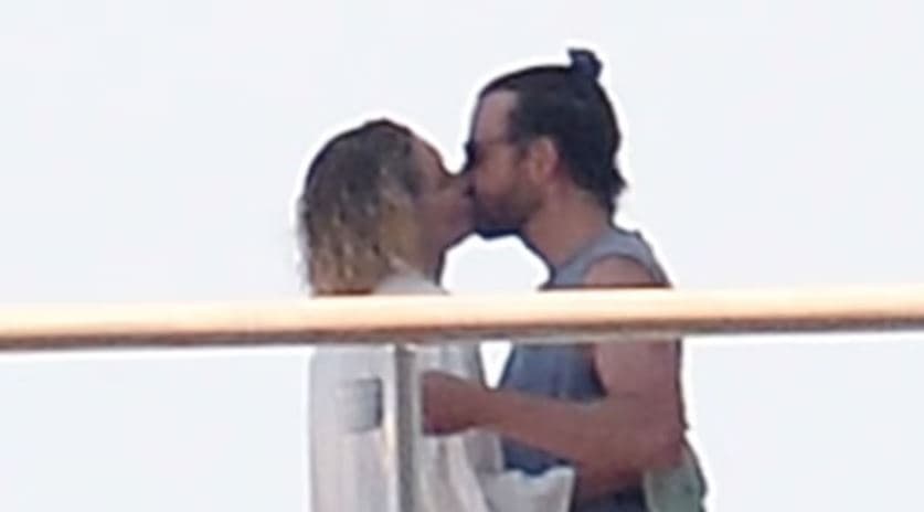 Gigi Hadid dhe Bradley Cooper me puthje shijojnë pushimet