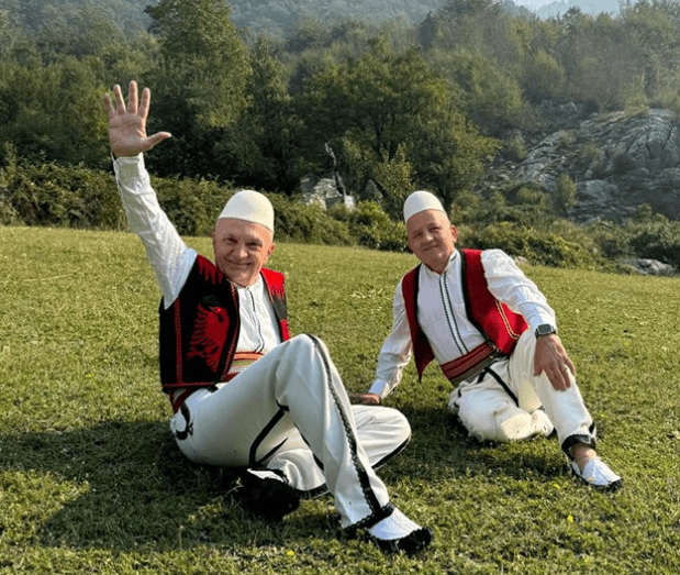 Meta shfaqet në veshje tradicionale tropojane, thotë se ruajtja e tyre është jetike