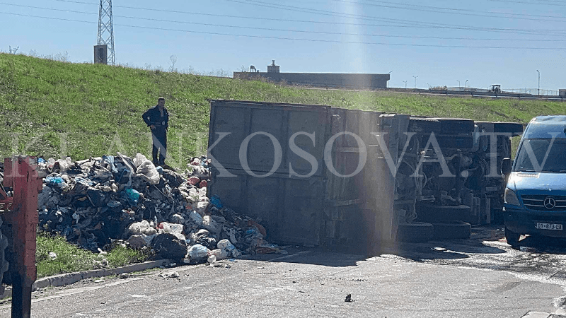 Detaje nga vetaksidenti i kamionit të pastrimit në Mazgit ku u lëndua shoferi