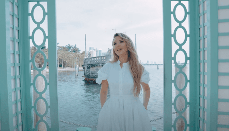 Adelina Emini publikon këngën “Lamtumira”