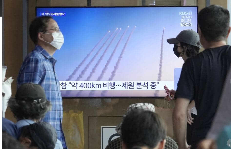 Koreja e Veriut teston raketa balistike në shfaqjen e fundit ushtarake, thonë fqinjët