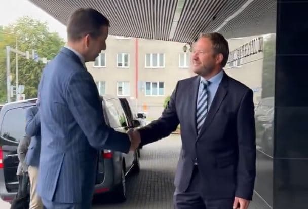 Ministri estonez, Gjuriqit: E papranueshme të shtrëngosh duart me një kriminel lufte