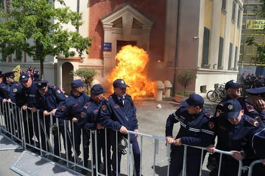 Protesta e opozitës para Bashkisë, bllokohen disa rrugë në Tiranë