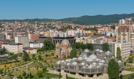 Grabitet një market në Prishtinë, të dyshuarit kanosën me thikë punëtoren