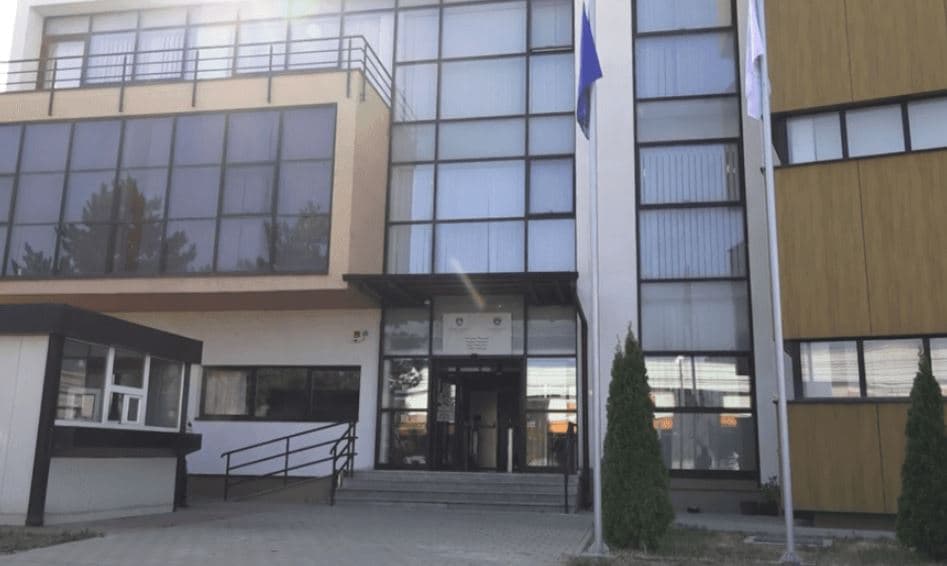 Ndalohet një person në Ferizaj, dyshohet për mashtrim dhe kontrabandim të migrantëve