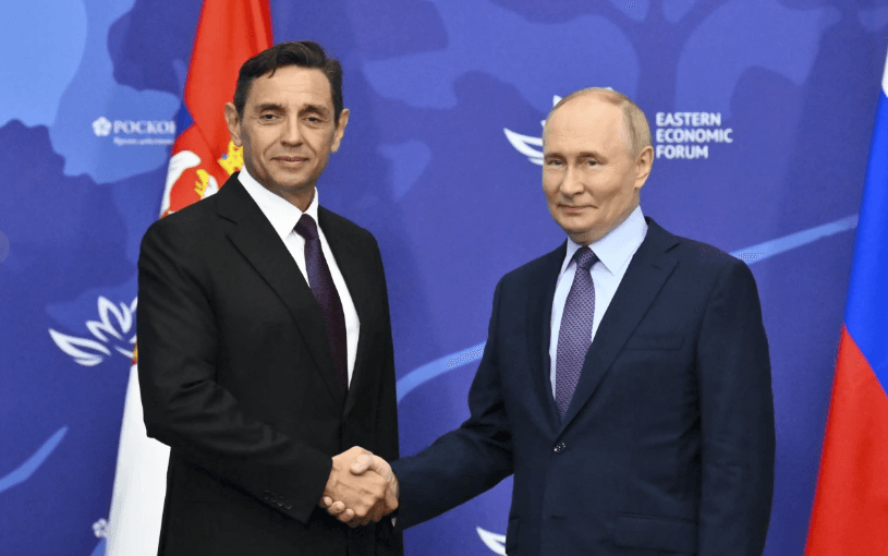 Zëri i Amerikës për takimin Vulin-Putin: Deri kur autoritetet serbe do ta “puthin dorën e perandorit”?