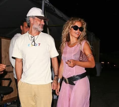 Rita Ora merr vëmendjen me fustanin transparent