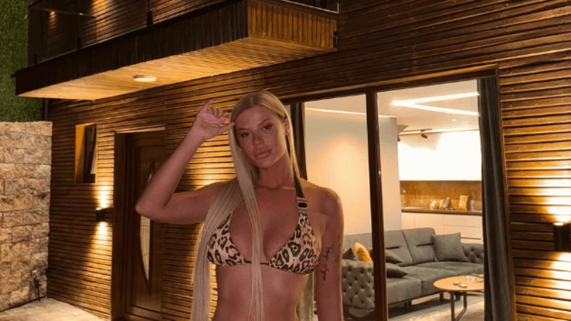 “E ftuar si speciale e natës”, Santiana pozon në bikini