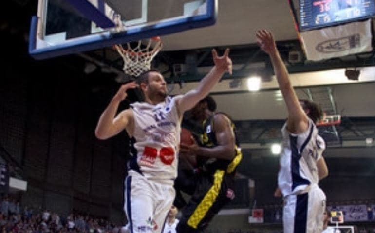 Dy gjigandët e basketbollit kosovar përballë njëri-tjetrit, kush triumfon Prishtina apo Peja?