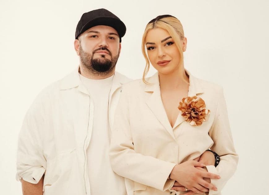 “Në zemrën time, ne jemi gjithmonë duke u puthur”, kështu e uron Vig Poppa, gruan për ditëlindje