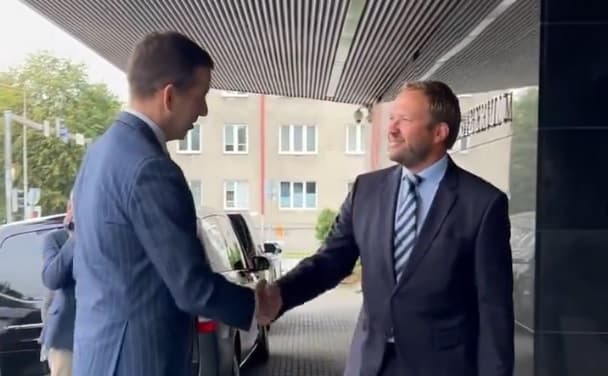 Vizita e “hidhur”: Nikoqiri estonez e qorton Gjuriqin (VIDEO)