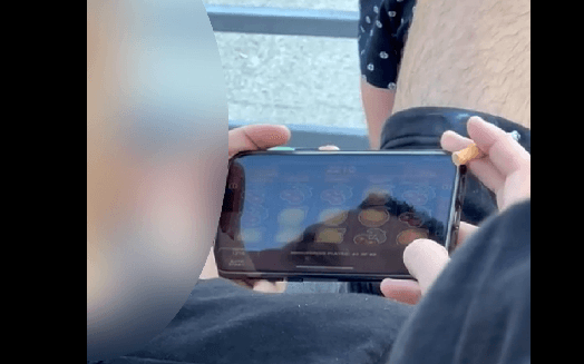 I riu në Suharekë zgjedh tribunën e stadiumit ta provojë 'fatin' online (VIDEO)
